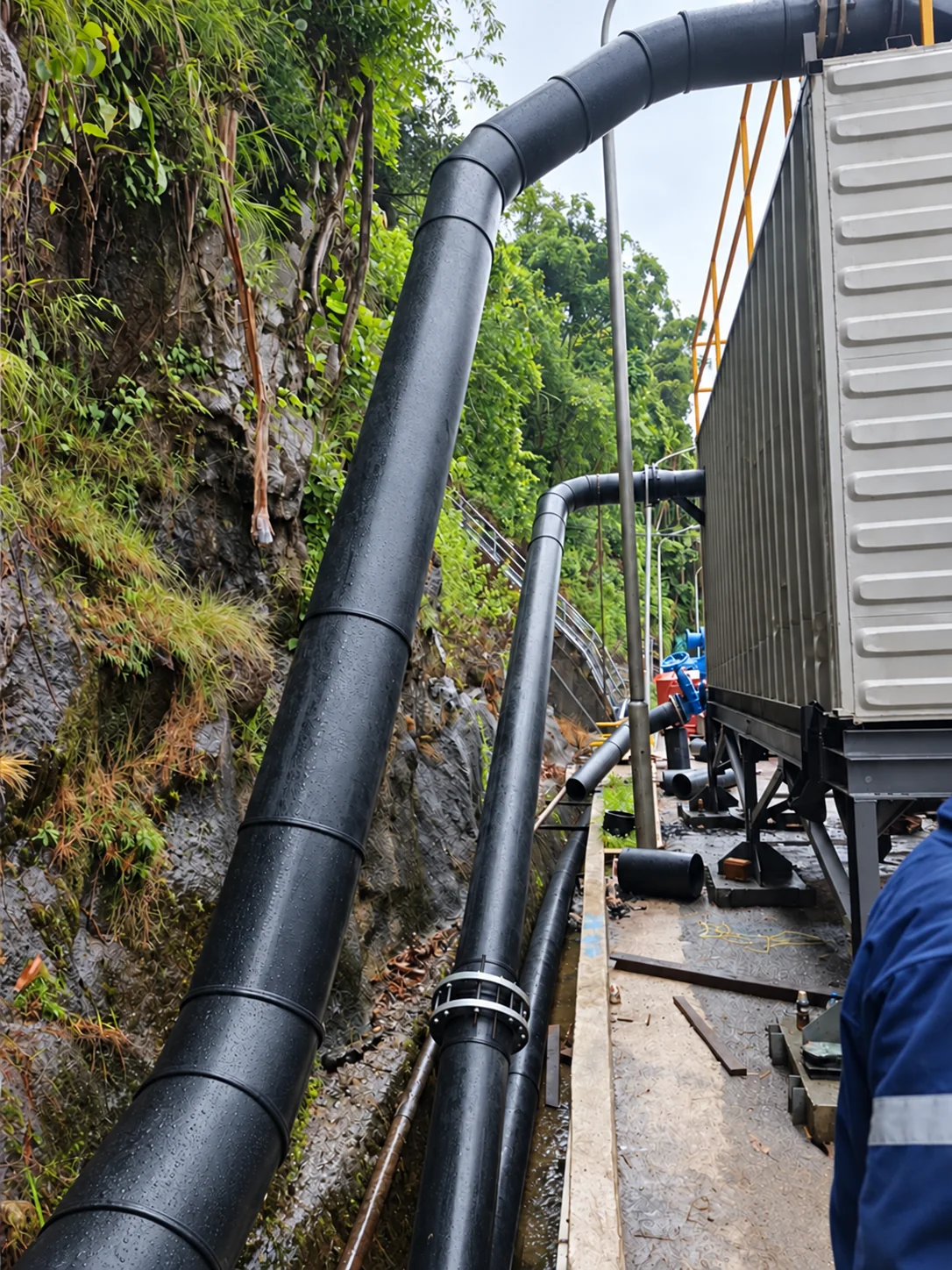 Ilustrasi jalur vertikal pipa HDPE PN 16 diameter 400 mm di kawasan Siguragura, Toba